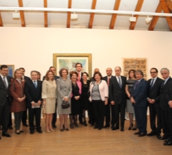 Fotografía de grupo de Su Majetsad la Reina con las autoridades y personalidades asistentes a la inauguración